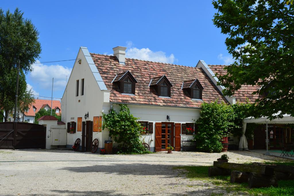 Edvy Malom Fogadó Barokk Udvarház Pápa Exterior foto